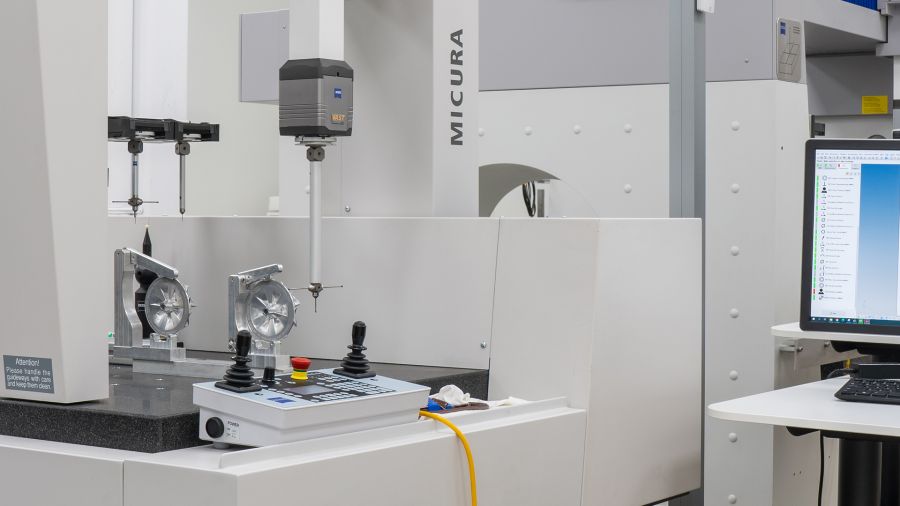 ZEISS MICURA steht im Qualitäts­labor und erreicht Genauigkeiten im Submikrometerbereich.