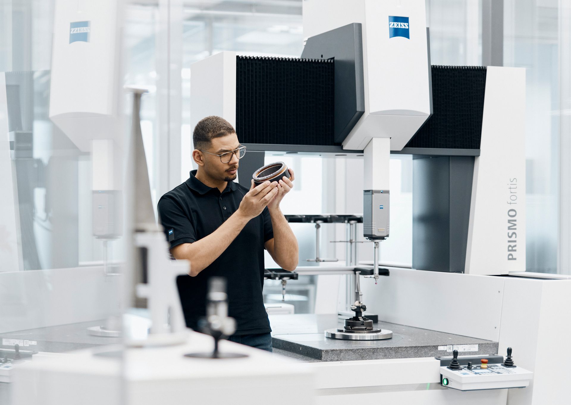 The new ZEISS PRISMO shines with many optimizations, such as sustainability and energy efficiency.